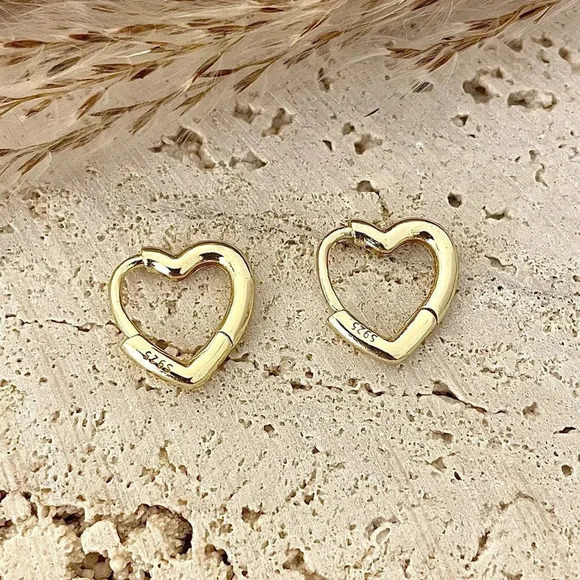 925 Sterling Silver Heart Huggie Earrings Small Heart Hoop Earrings - Picture 1 of 4